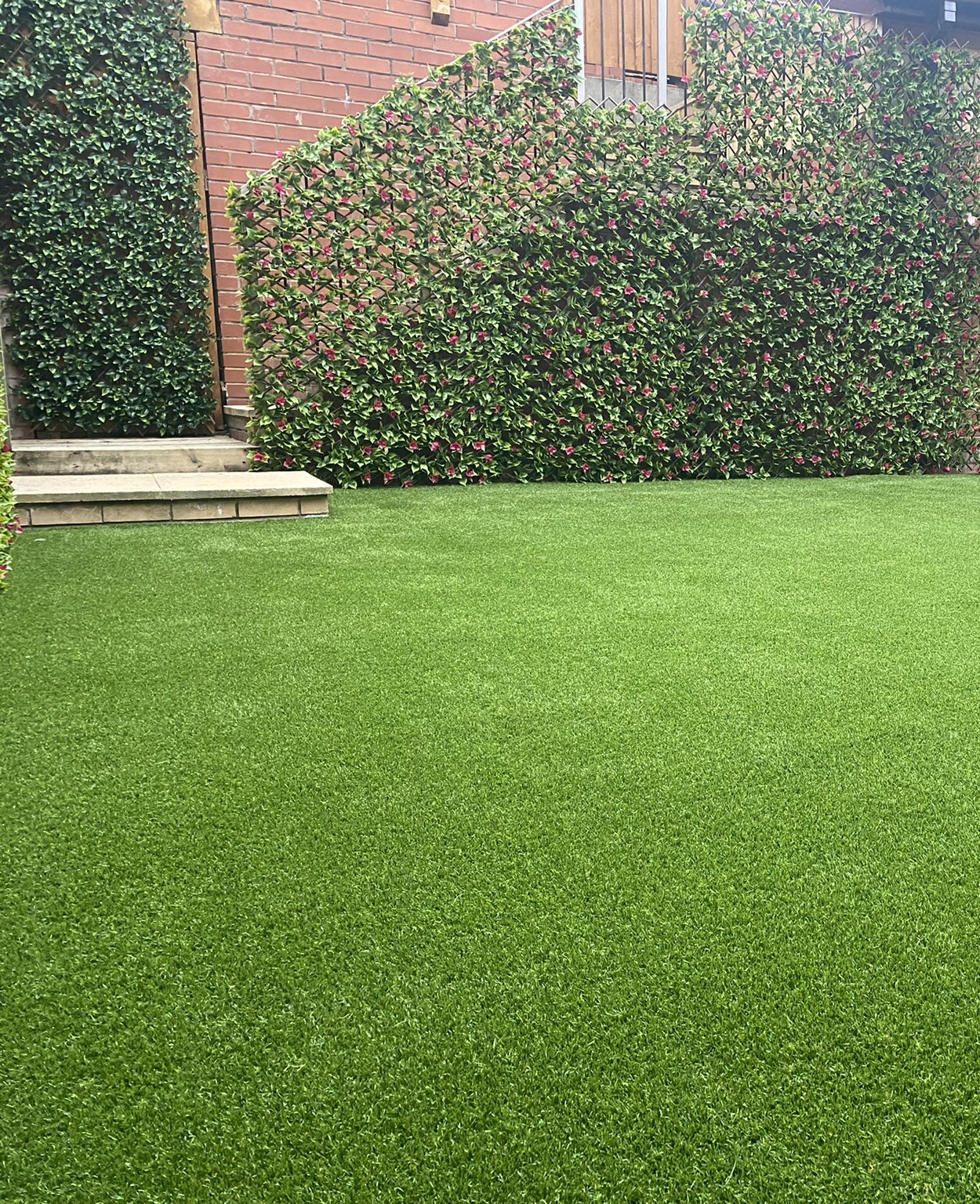 The Kendal 38 is the big brother to our 28mm version. With the same soft texture and mid-olive colour tone, this longer option gives more of a lush appearance whilst still looking well maintained and fresh.